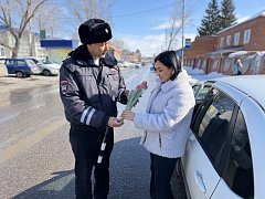 Сотрудники Госавтоинспекции по Красноармейскому району провели ежегодную акцию "Цветы для автоледи"