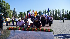 В День Государственного флага на территории  Саратовского военного института Росгвардии военнослужащие и сотрудники ведомства растянули огромный триколор 