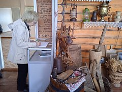 Дочь Николая Скоморохова ознакомилась  с выставкой, посвященной ее отцу