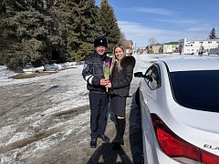 Сотрудники Госавтоинспекции по Красноармейскому району провели ежегодную акцию "Цветы для автоледи"