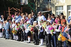 Прозвенел первый звонок -  это значит, началась учебная пора