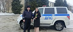 В Красноармейске прошла традиционная акция "Цветы для автоледи"