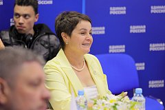 Многодетную главу из Саратовской области поздравили с Днем семьи, любви и верности в Москве