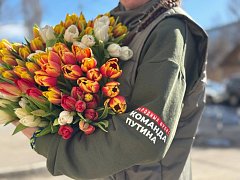 Саратовские активисты поздравили женщин-волонтёров и семьи героев с наступающим 8 Марта   