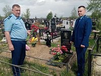 Сотрудники прокуратуры возложили цветы  к могиле ветерана войны