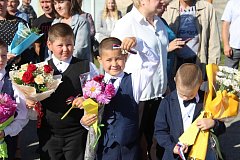 Прозвенел первый звонок -  это значит, началась учебная пора