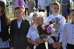 Прозвенел первый звонок -  это значит, началась учебная пора
