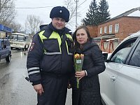 В Красноармейске прошла традиционная акция "Цветы для автоледи"