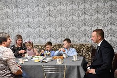 Губернатор Роман Бусаргин заехал в гости к родным бойца из Красноармейска, участвующего в специальной военной операции