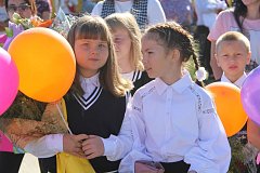 Прозвенел первый звонок -  это значит, началась учебная пора