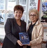 Дочь Николая Скоморохова ознакомилась  с выставкой, посвященной ее отцу
