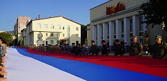 В День Государственного флага на территории  Саратовского военного института Росгвардии военнослужащие и сотрудники ведомства растянули огромный триколор 