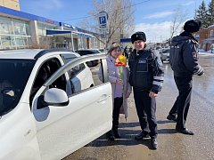 Сотрудники Госавтоинспекции по Красноармейскому району провели ежегодную акцию "Цветы для автоледи"