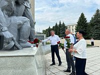 Депутаты областной думы почтили память жителей Красноармейска, погибших в годы Великой Отечественной войны